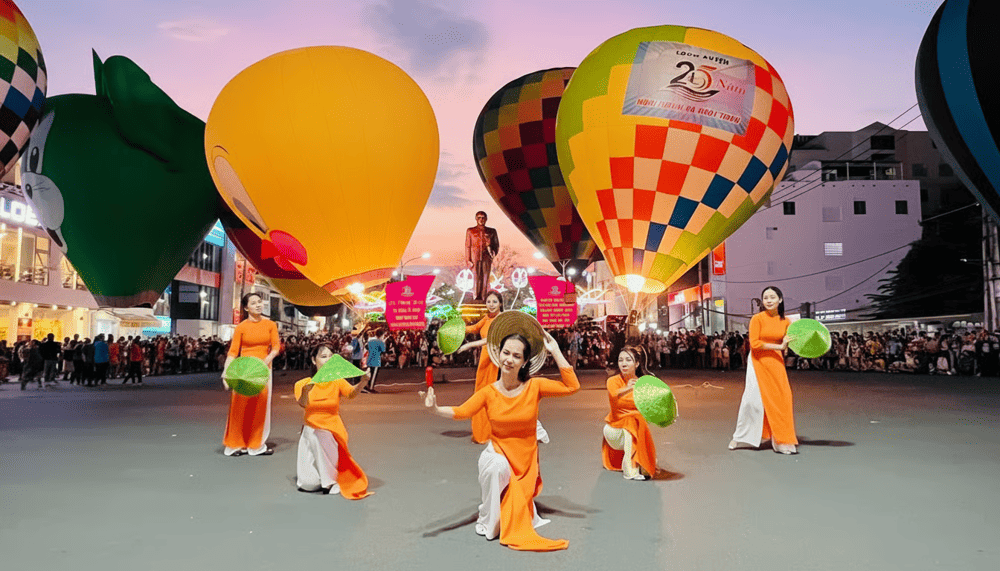 Phố đi bộ Long Xuyên còn là nơi tổ chức các màn biểu diễn đường phố sôi động, mang đến không khí sống động cho du khách